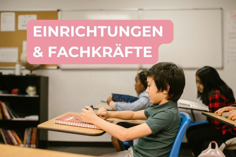 Junge nutzt heimlich das Smartphone im Unterricht, Schriftzug: Einrichtungen & Fachkräfte